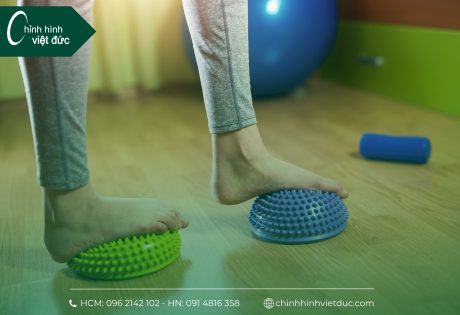 bé bị bàn chân bẹt có sao không