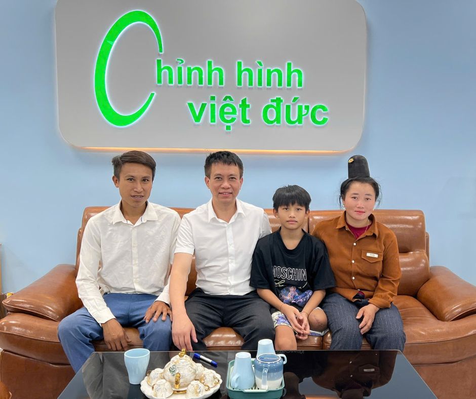 giá chân giả cho em bé