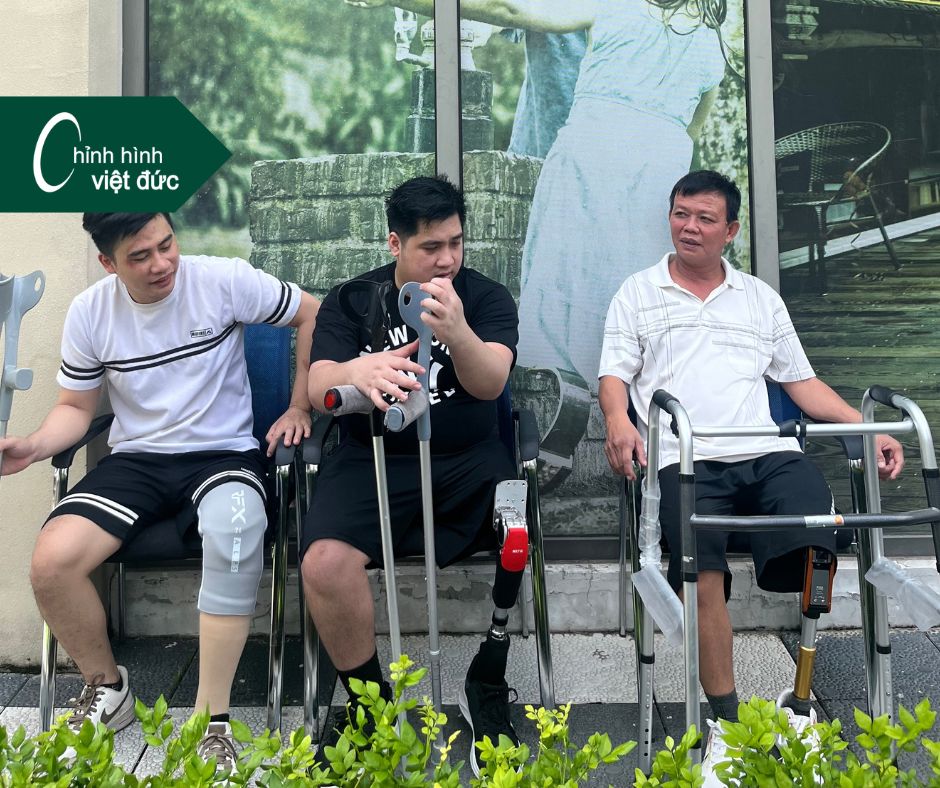 khách hàng tại Chỉnh Hình Việt Đức
