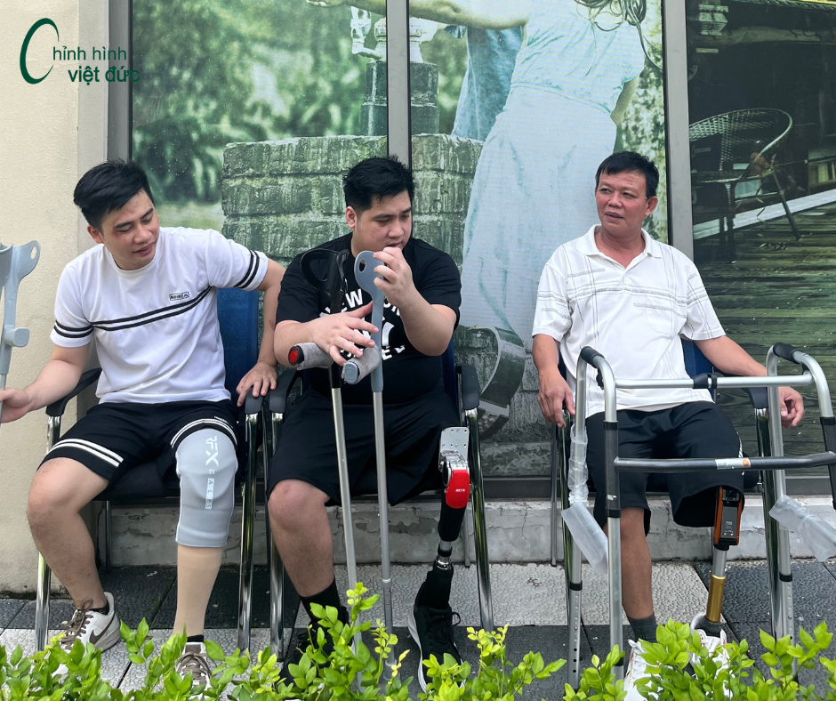 khách hàng tại Chỉnh Hình Việt Đức