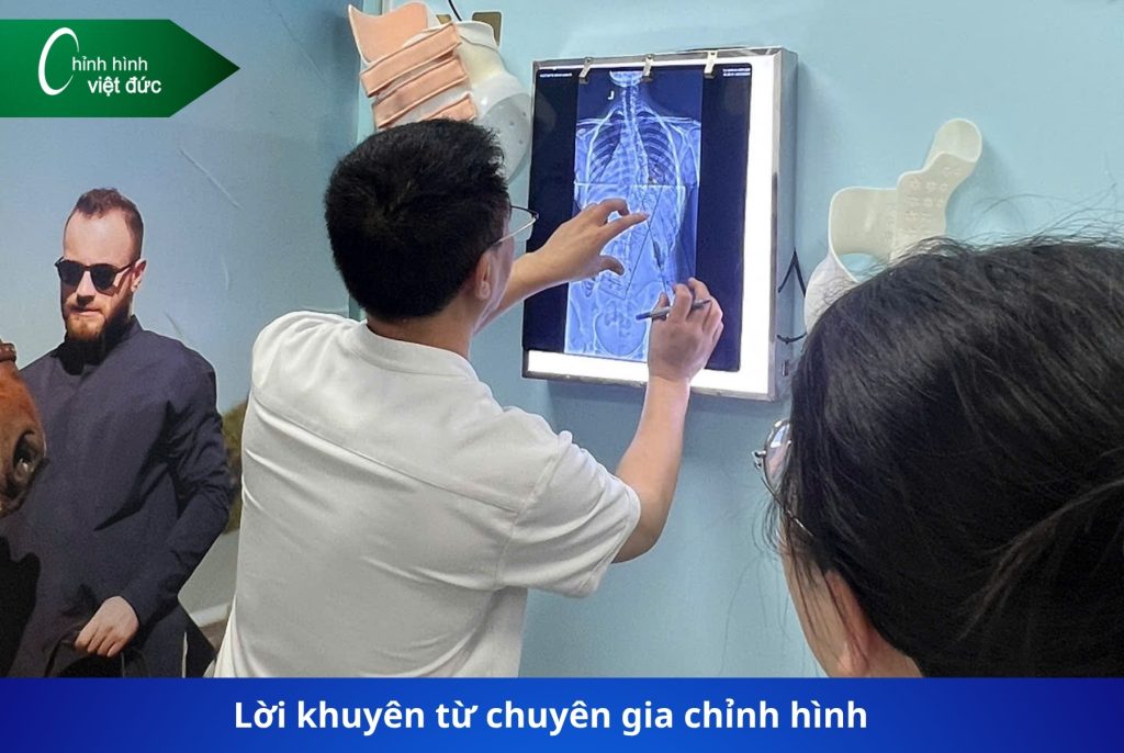 trẻ đeo áo chỉnh hình có ảnh hướng sinh hoạt học tập không